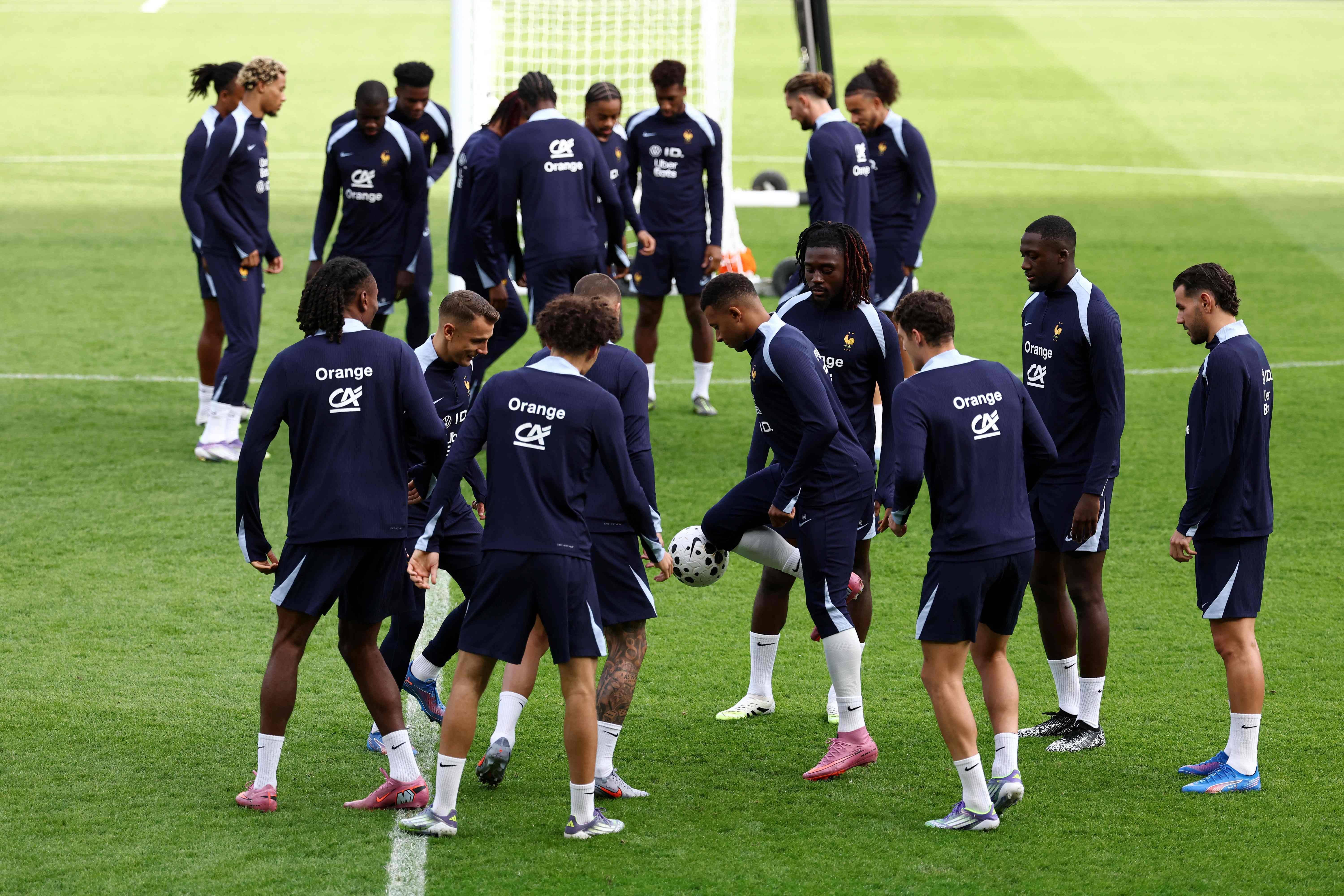 法国队在足球职业联赛中积极备战