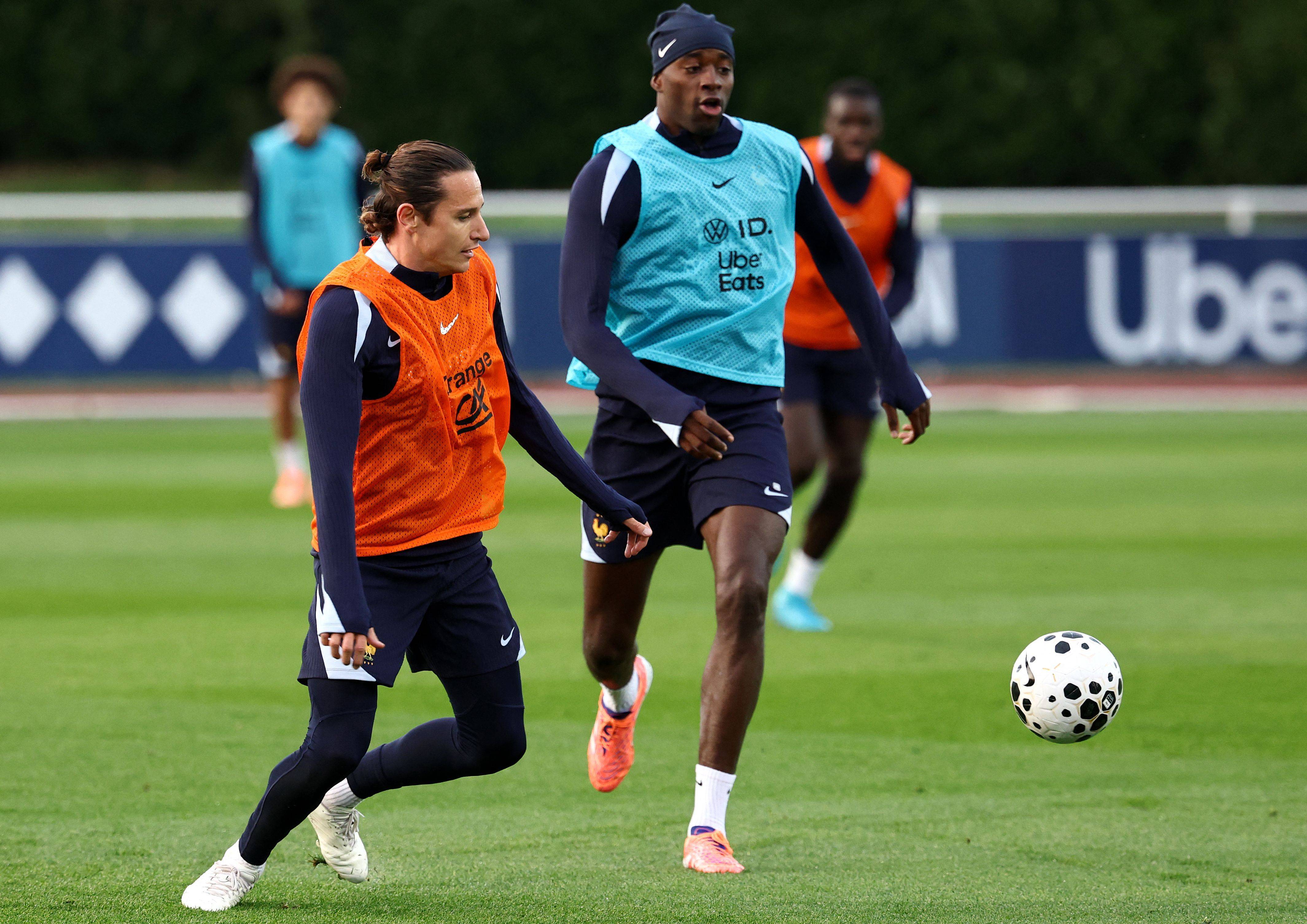 法国队在足球职业联赛中积极备战